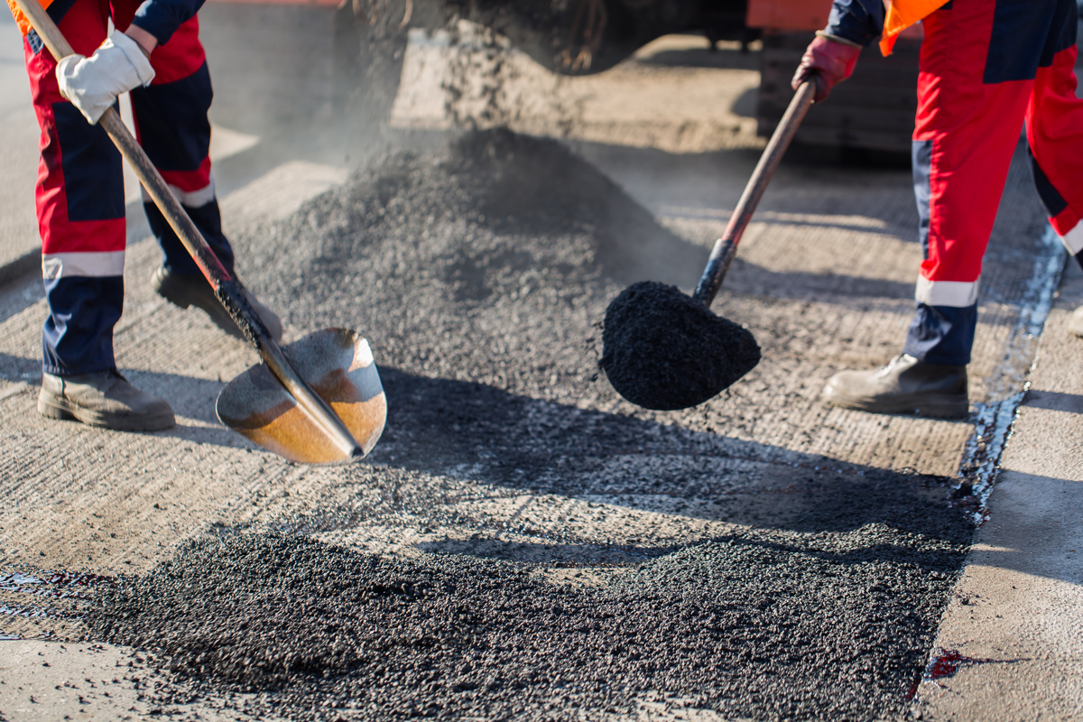 street crew laying asphalt