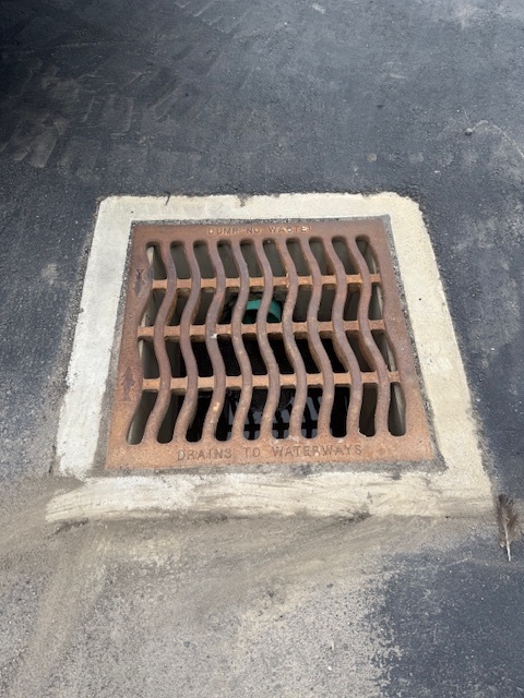 icon of rain drops over a drainage grate